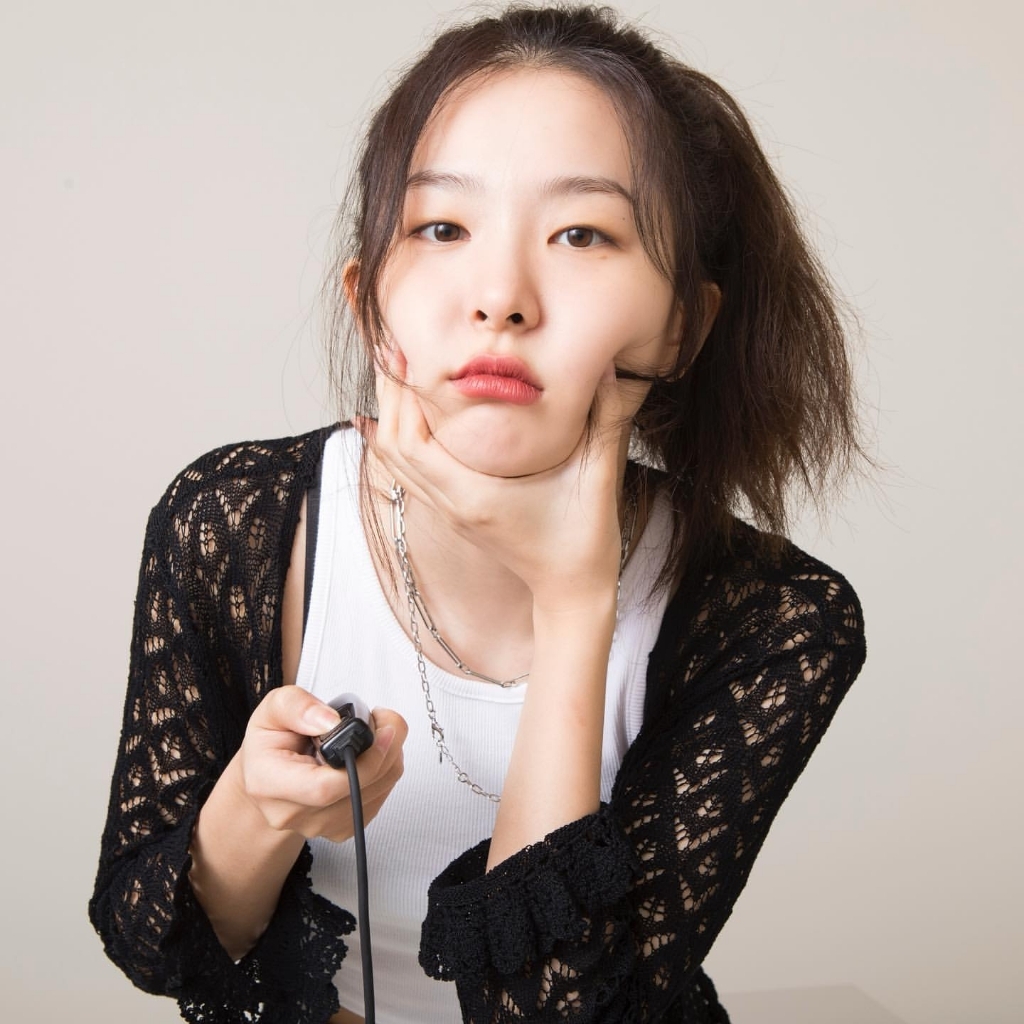 같은 스튜디오에서 사진 촬영한 에이프릴 나은과 레드벨벳 슬기 | 인스티즈