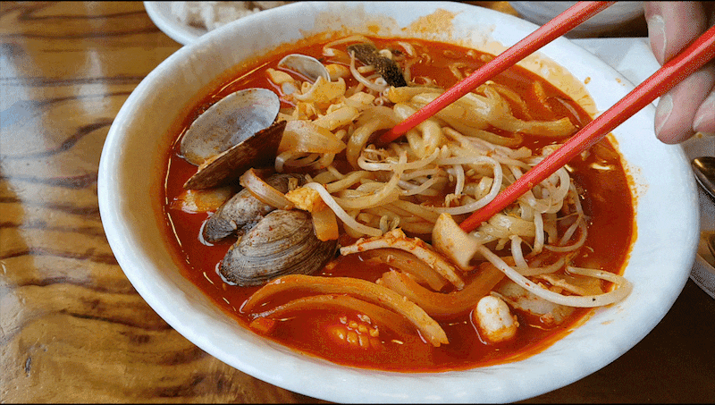 밤에 보는 짜장면과 짬뽕.gif | 인스티즈