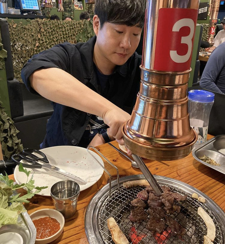 명절에 직장 동료들에게 소고기 사주고 구워주는 남자 | 인스티즈