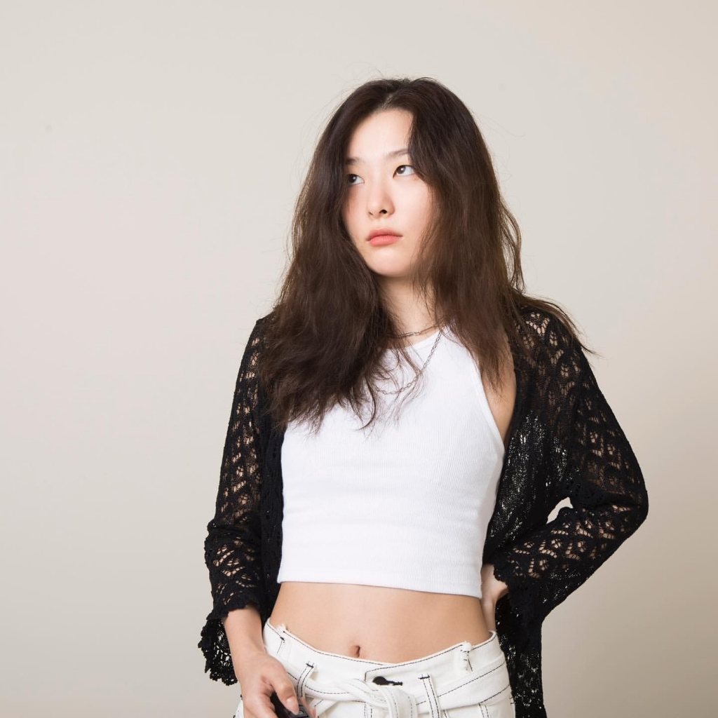 같은 스튜디오에서 사진 촬영한 에이프릴 나은과 레드벨벳 슬기 | 인스티즈