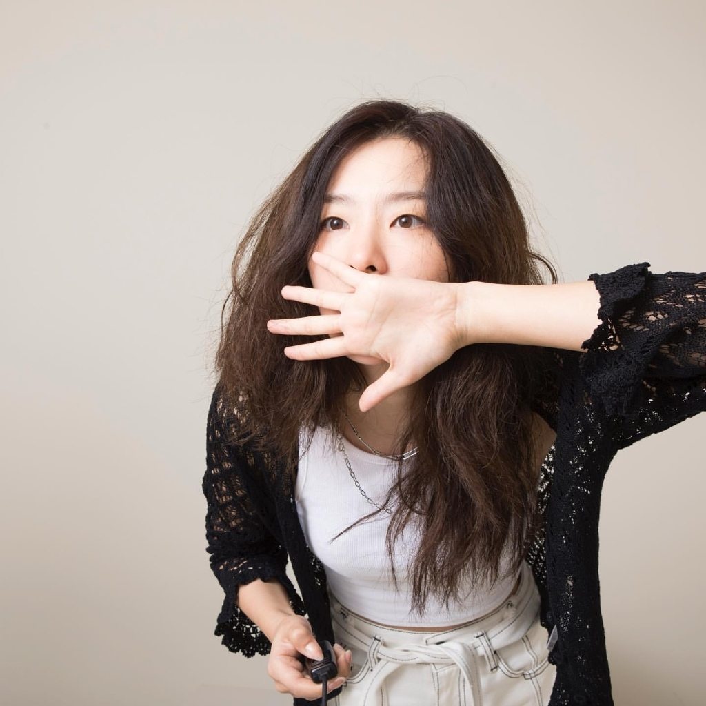 같은 스튜디오에서 사진 촬영한 에이프릴 나은과 레드벨벳 슬기 | 인스티즈