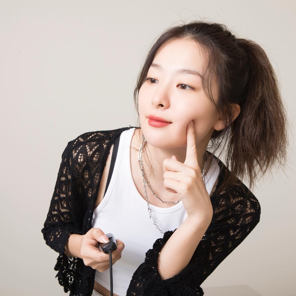 같은 스튜디오에서 사진 촬영한 에이프릴 나은과 레드벨벳 슬기 | 인스티즈