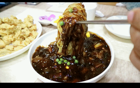 밤에 보는 짜장면과 짬뽕.gif | 인스티즈