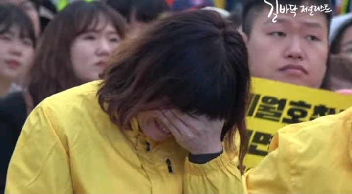세월호 유족들에게 몰려가 욕하는 태극기 부대들 | 인스티즈