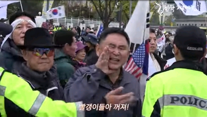 세월호 유족들에게 몰려가 욕하는 태극기 부대들 | 인스티즈