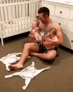 정신 없는 쌍둥이 옷 갈아 입히기 | 인스티즈