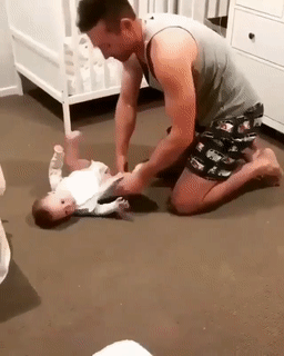 정신 없는 쌍둥이 옷 갈아 입히기 | 인스티즈