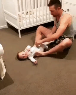 정신 없는 쌍둥이 옷 갈아 입히기 | 인스티즈