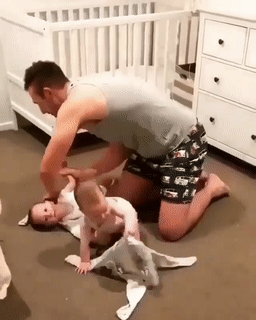 정신 없는 쌍둥이 옷 갈아 입히기 | 인스티즈