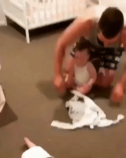 정신 없는 쌍둥이 옷 갈아 입히기 | 인스티즈