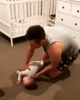 정신 없는 쌍둥이 옷 갈아 입히기 | 인스티즈