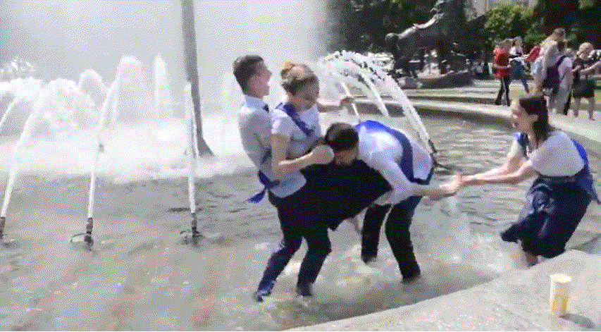 분수대에서 노는 학생들.gif | 인스티즈