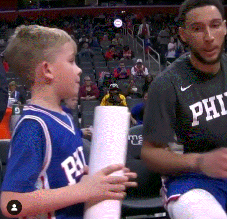 꼬마 팬에게 최고의 크리스마스 선물을 선사한 벤 시몬스.gif | 인스티즈