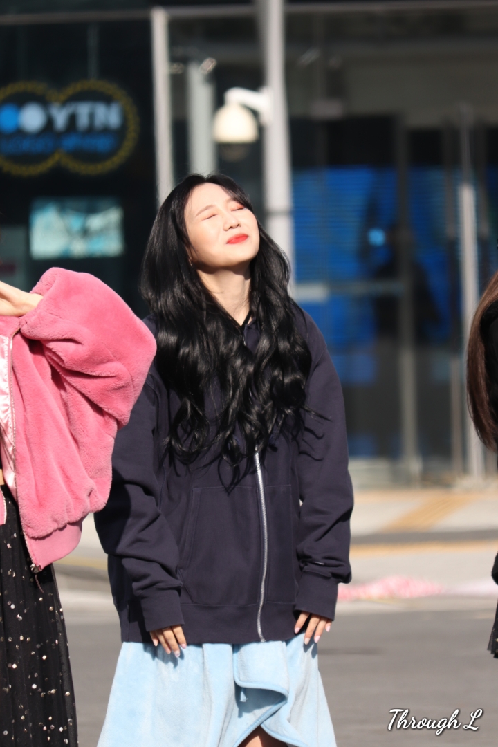 출퇴근하는데 시끄러움이 전해지는 러블리즈 미니팬미팅 | 인스티즈