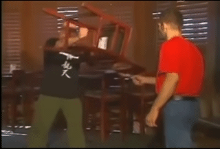 칼 든 사람에 대처하는 다양한 방법.gif | 인스티즈