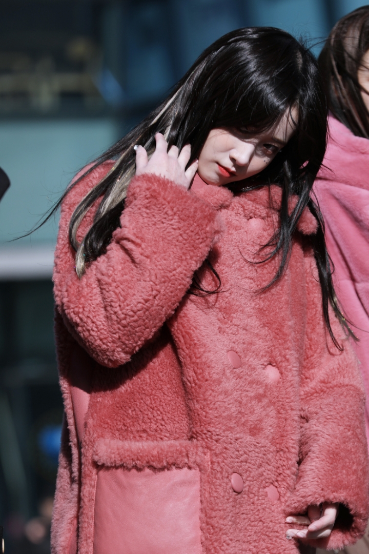 출퇴근하는데 시끄러움이 전해지는 러블리즈 미니팬미팅 | 인스티즈