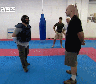 칼 든 사람에 대처하는 다양한 방법.gif | 인스티즈