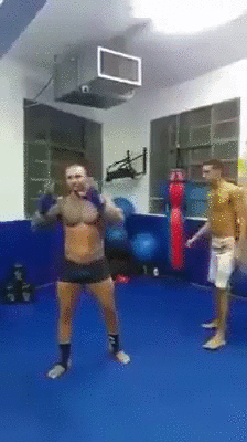 칼 든 사람에 대처하는 다양한 방법.gif | 인스티즈