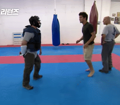 칼 든 사람에 대처하는 다양한 방법.gif | 인스티즈