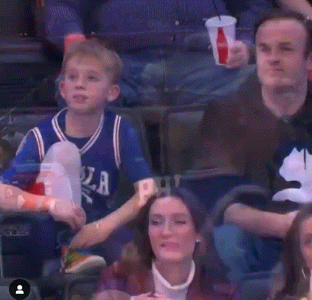 꼬마 팬에게 최고의 크리스마스 선물을 선사한 벤 시몬스.gif | 인스티즈