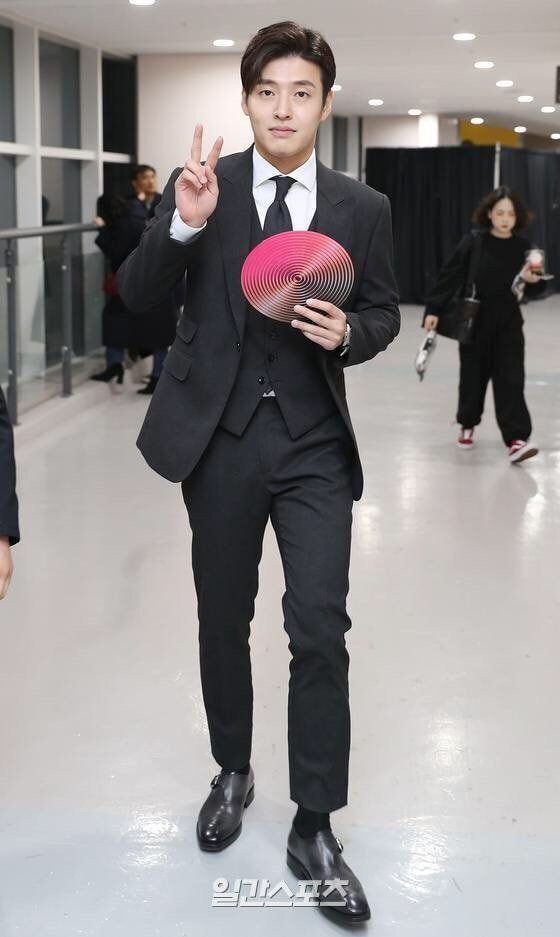 본인피셜 키작고 잡초처럼 생겼다는 배우 | 인스티즈