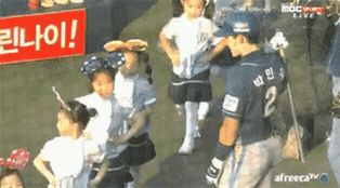 인간적으로 하이파이브는 좀 해주지.gif | 인스티즈