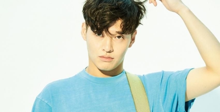 본인피셜 키작고 잡초처럼 생겼다는 배우 | 인스티즈