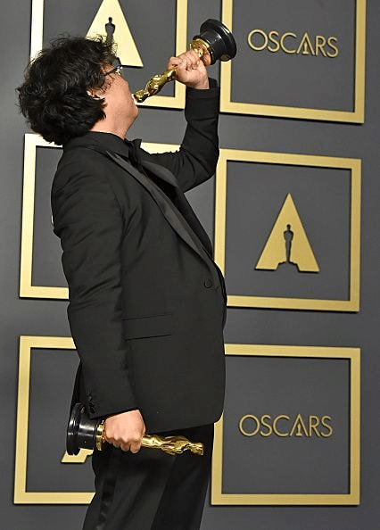 봉준호 감독이 트로피를 하나만 들고 찍는 이유 | 인스티즈