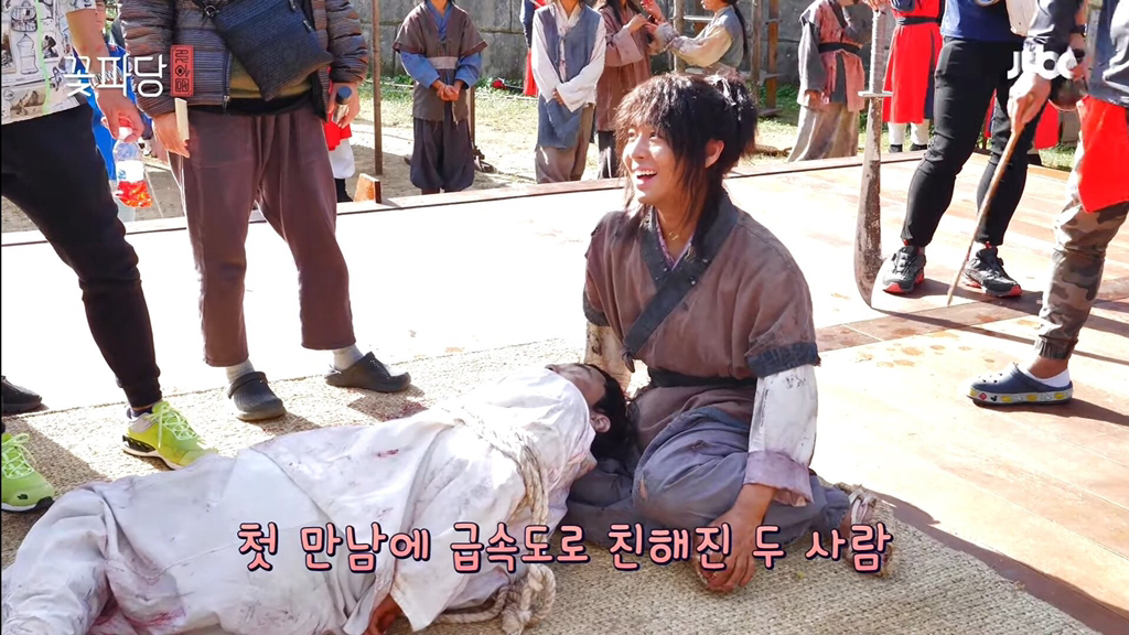 10년전이나 지금이나 초면에 쉽게 무릎 내주는 배우 | 인스티즈