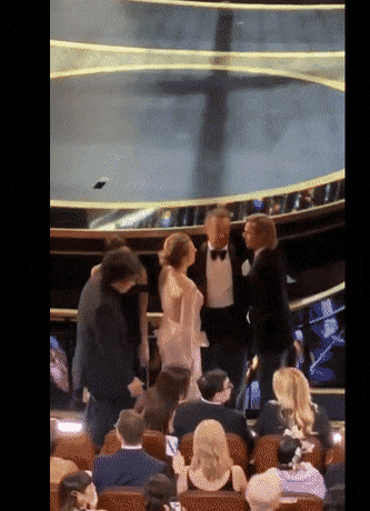 봉준호한테 뽀뽀하는 브레드피트.gif | 인스티즈