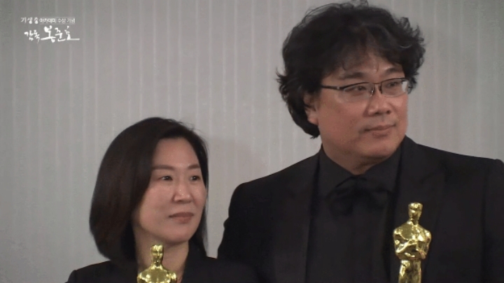 봉준호 감독이 트로피를 하나만 들고 찍는 이유 | 인스티즈