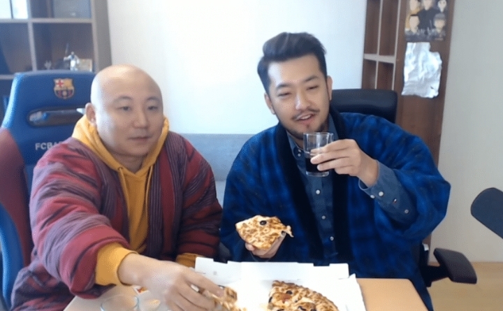 함께 피자를 먹는 짱구 친할아버지와 외할아버지 | 인스티즈