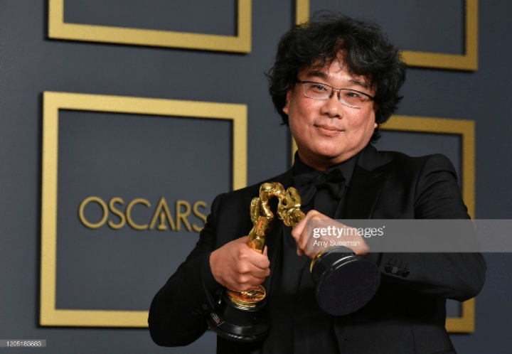 봉준호 감독이 트로피를 하나만 들고 찍는 이유 | 인스티즈