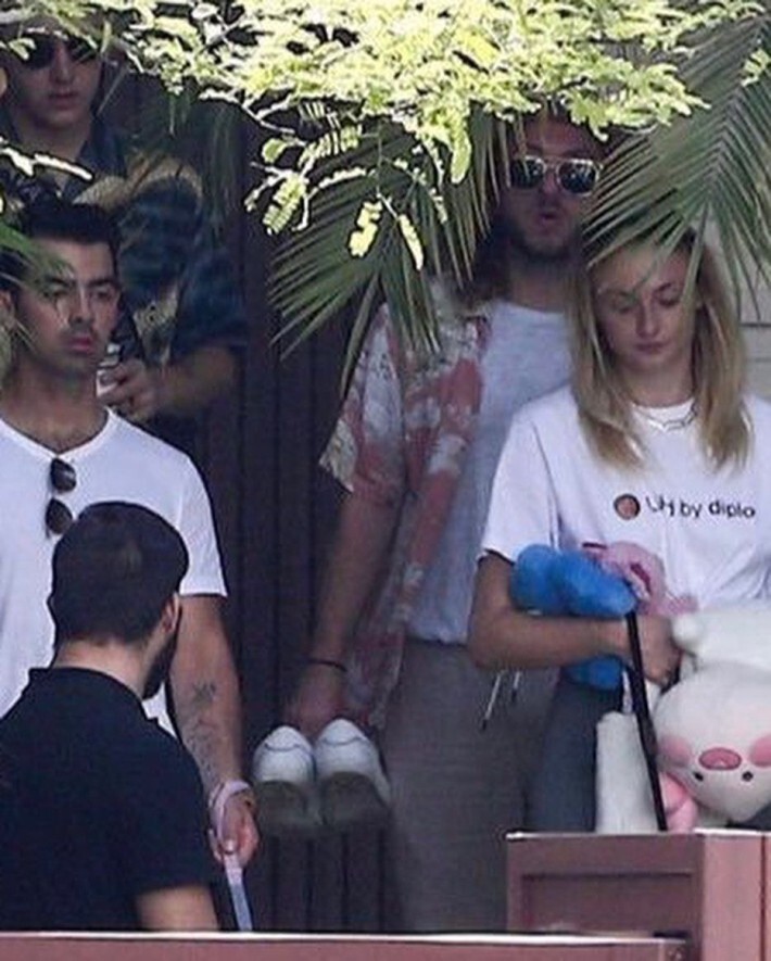 익숙한 인형 갖고 다니는 소피 터너 | 인스티즈