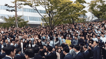 삼성 아산공장에서 개최된 협약식에 등장하신 문재인 대통령님.gif | 인스티즈