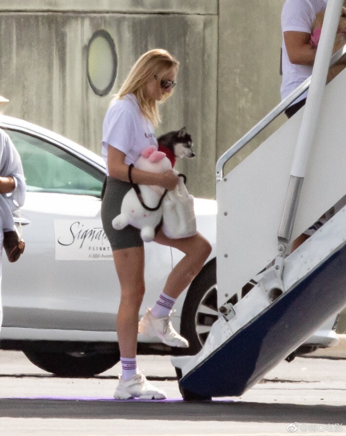 익숙한 인형 갖고 다니는 소피 터너 | 인스티즈