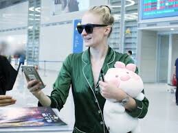 익숙한 인형 갖고 다니는 소피 터너 | 인스티즈