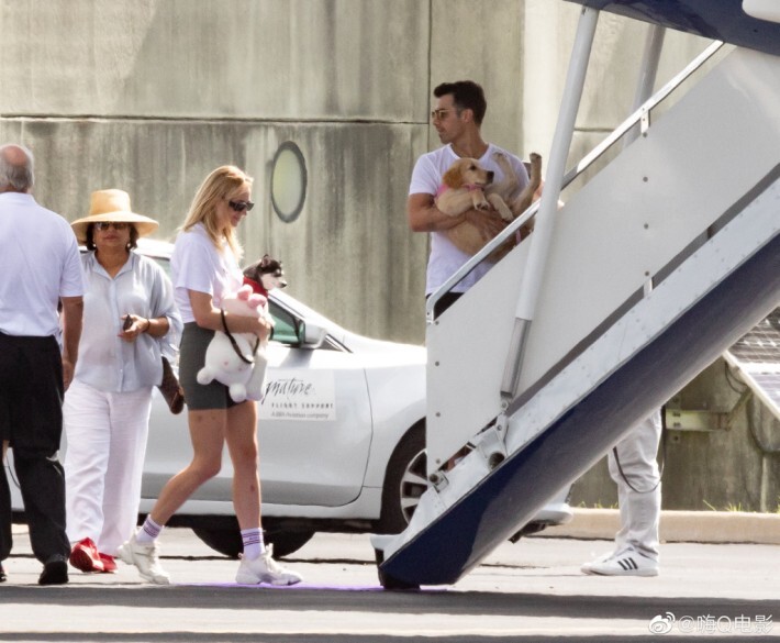 익숙한 인형 갖고 다니는 소피 터너 | 인스티즈