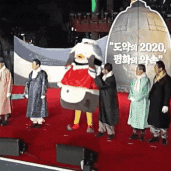까불거리다가 모자 벗겨진 펭수.gif | 인스티즈