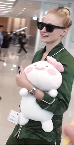 익숙한 인형 갖고 다니는 소피 터너 | 인스티즈