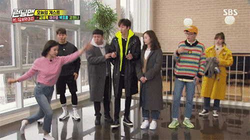 [런닝맨] 에이핑크 박초롱 한손으로 옆돌기.gif | 인스티즈