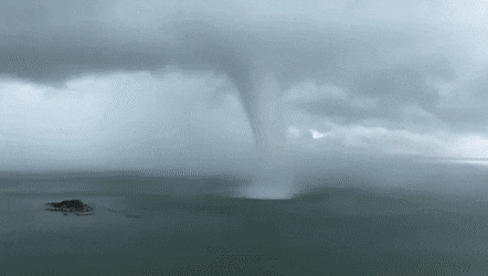 지상에 닿자 사라지는 용오름 | 인스티즈