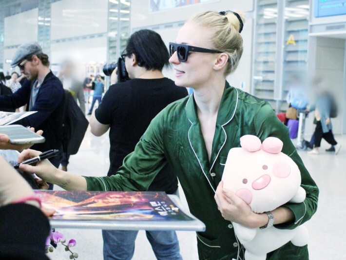 익숙한 인형 갖고 다니는 소피 터너 | 인스티즈