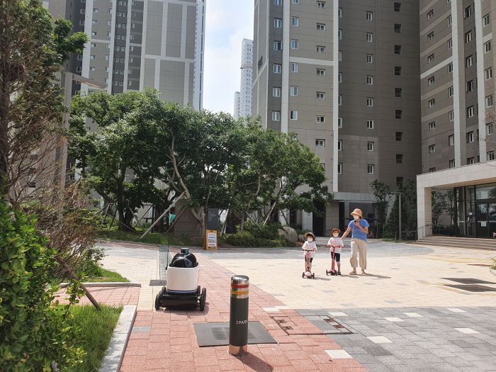 배민에서 시범운행 중이라는 배달 로봇.JPG | 인스티즈