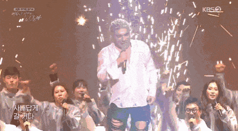 오늘 나훈아콘 엔딩퍼포-VCR로 이어지는 연출.GIF | 인스티즈