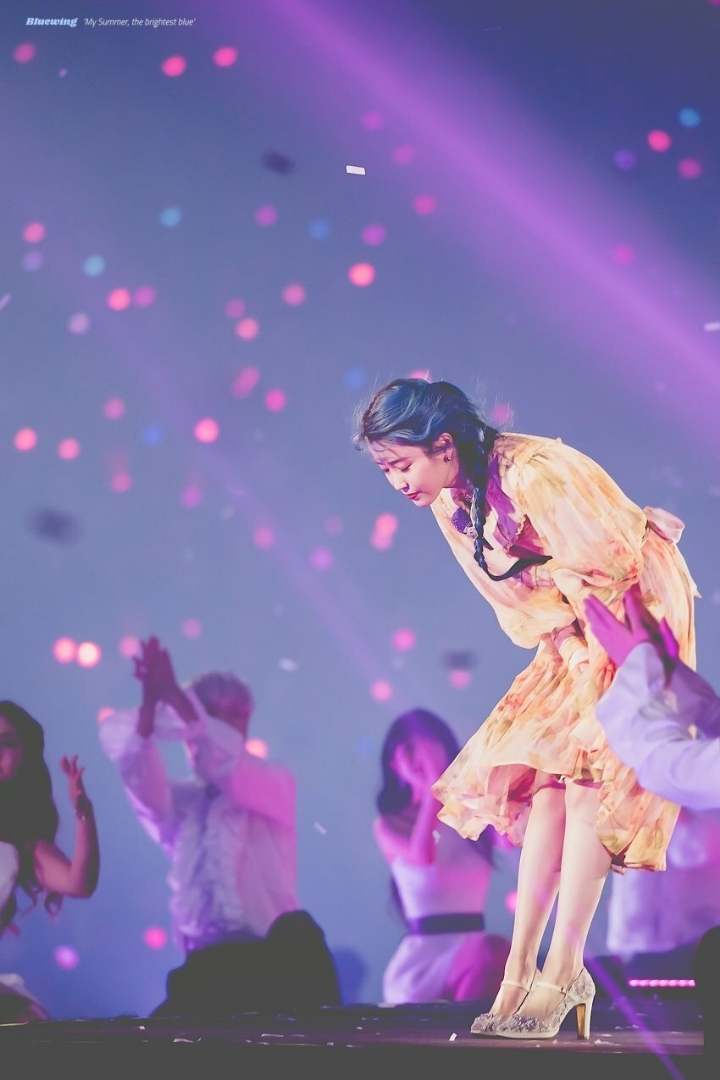 90도 폴더 인사하는 아이유 모음 | 인스티즈