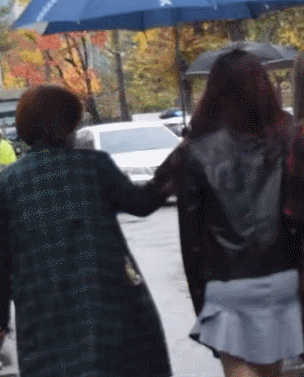 매니저가 비 맞는걸 본 트와이스 미나...gif | 인스티즈