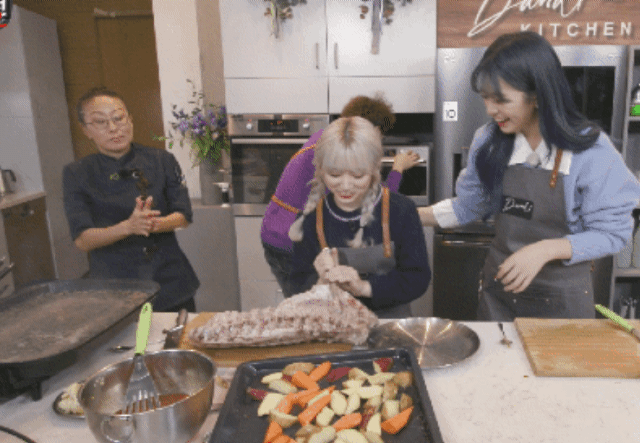 고기와 사투를 벌이는 아이즈원 나코 | 인스티즈