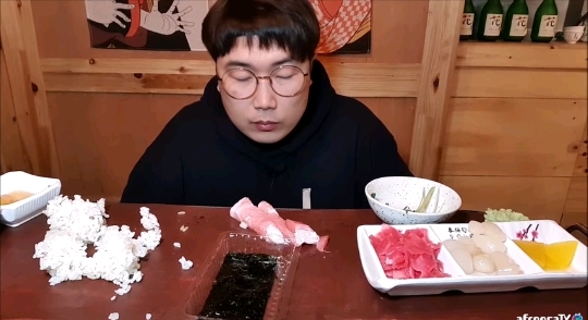 50만원짜리 초밥 먹는 대식가 ㄷㄷ | 인스티즈