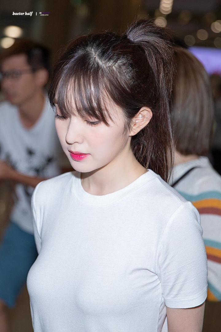 흰티에 청바지 입은 아이린 | 인스티즈